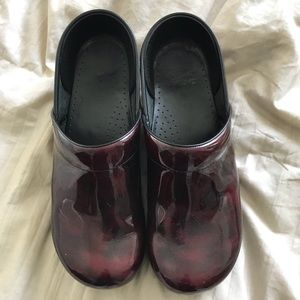 Dansko Professional Patent Garnet Marbled clogs 41